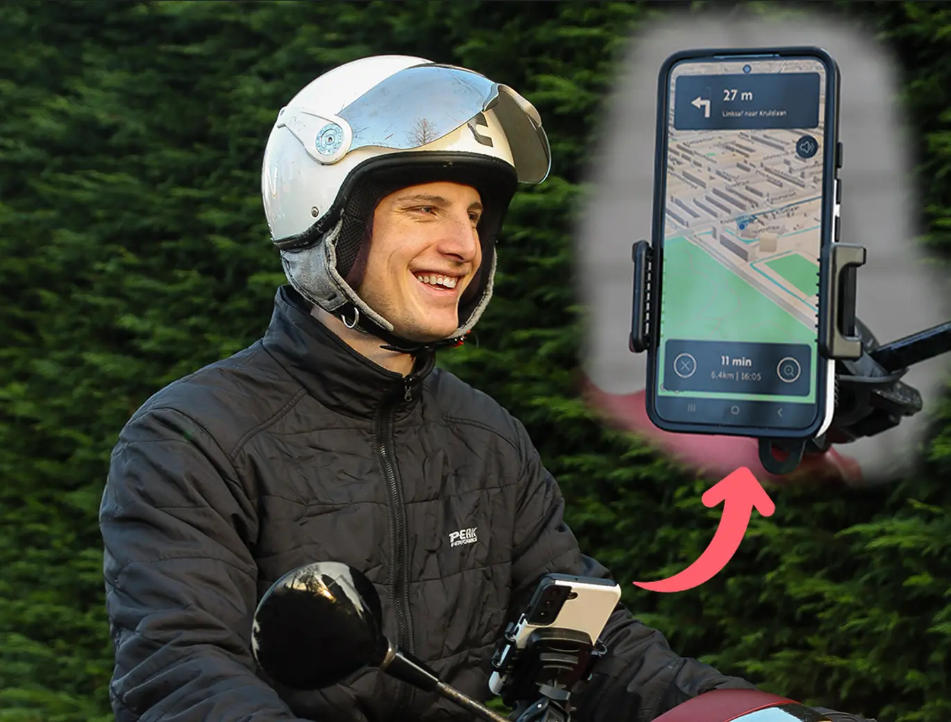 Scooterrijder gebruikt ScooterNav navigatie app op telefoonhouder in Nederland