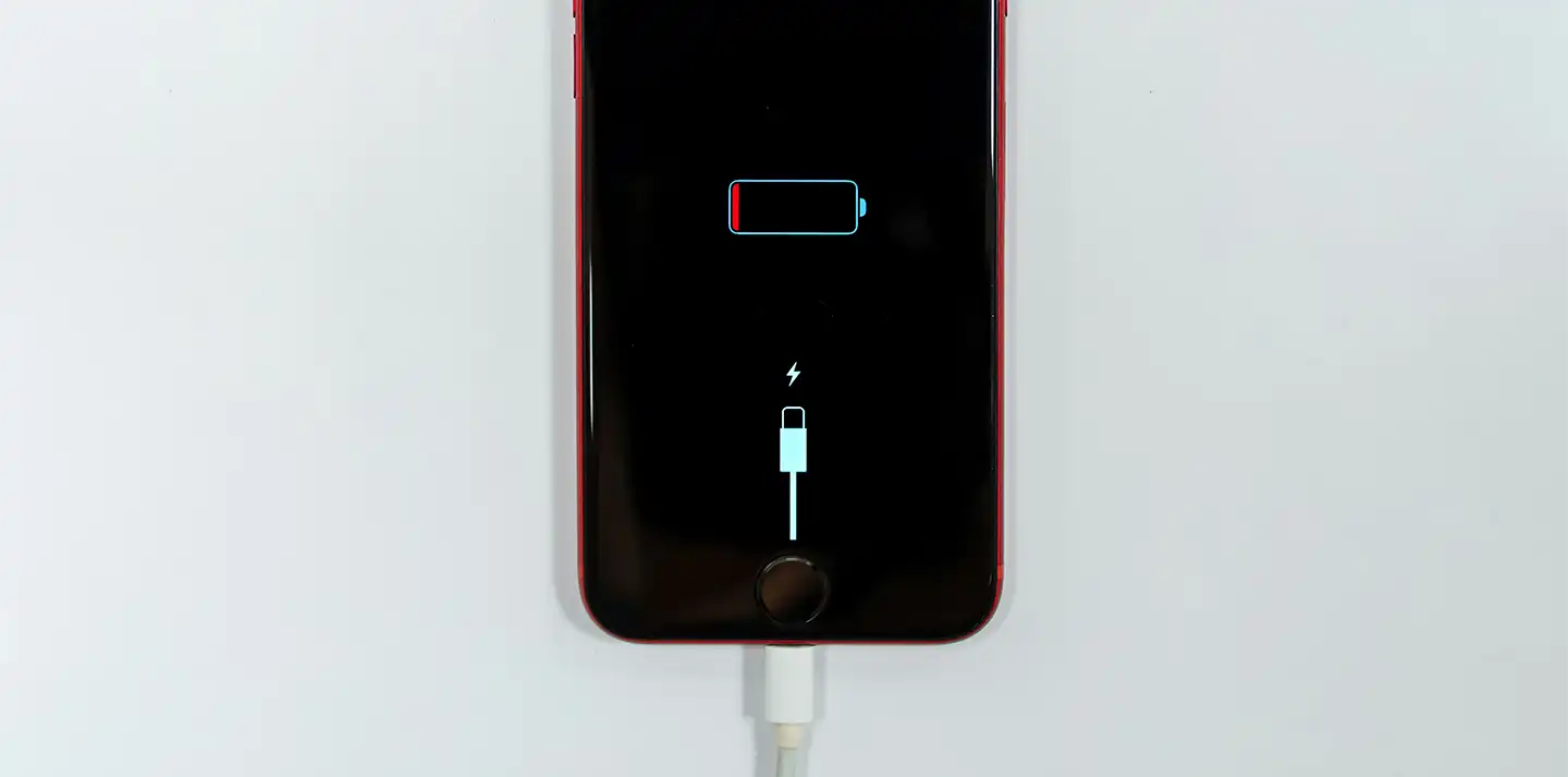 Telefoon die wordt opgeladen via een USB-aansluiting op een scooter